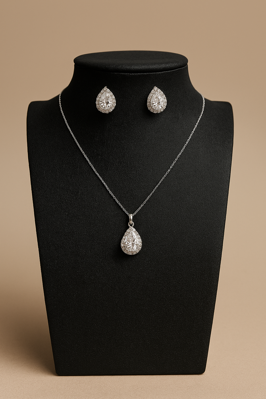 Parure Élégance : Ensemble Collier et Boucles d’Oreilles Goutte en Zircon Étincelant